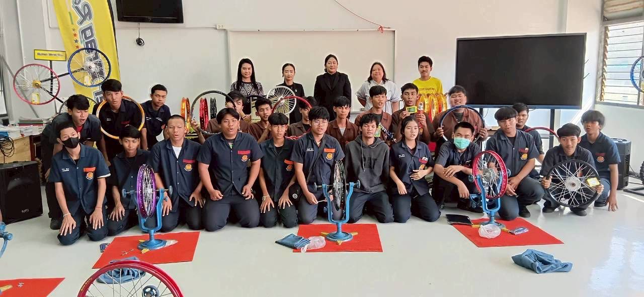 อบรมการตั้งซี่ลวด การสานซี่ลวดวงล้อ การเลือกใช้วงล้อที่มีคุณภาพ และตรงวัตถุประสงค์การใช้งานเพื่อการขับขี่ที่ปลอดภัย โดย ริษัท สยามแดร็ก อินเตอร์เนชั่นแนล จำกัด เป็นวิทยากรให้ความรู้ ในวันอังคารที่ 27 มกราคม 2569 ณ แผนกวิชาช่างยนต์ วิทยาลัยการอาชีพมหาราช