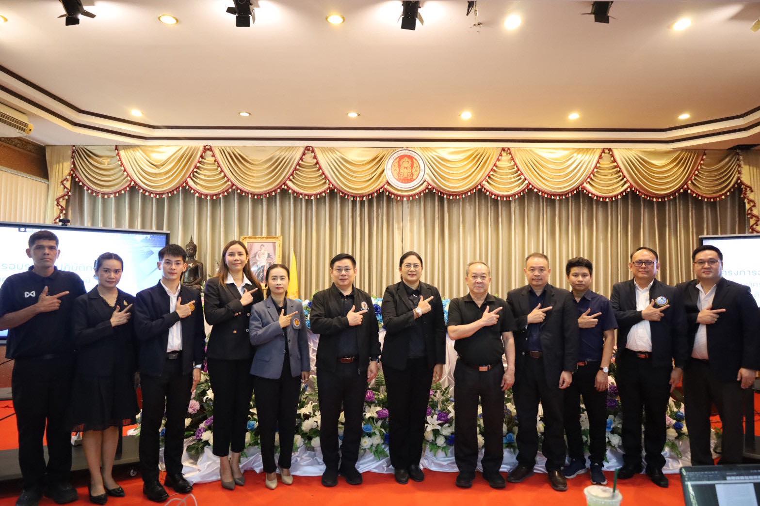 อบรมเชิงปฏิบัติการพัฒนาครูในการใช้เทคโนโลยีปัญญาประดิษฐ์ในการจัดทำงานวิจัย ระหว่างวันที่ 23 – 24 มีนาคม 2569 โดยมี รศ.ดร.ไพโรจน์ สถิรยากร ดร.สุรเชษฐ์ สมไชย และ นายฐิติพงศ์ ธรรมวิสุทธิ์ ทำหน้าที่เป็นวิทยากร ณ ห้องประชุมสุวรรณโสรัต วิทยาลัยการอาชีพมหาราช