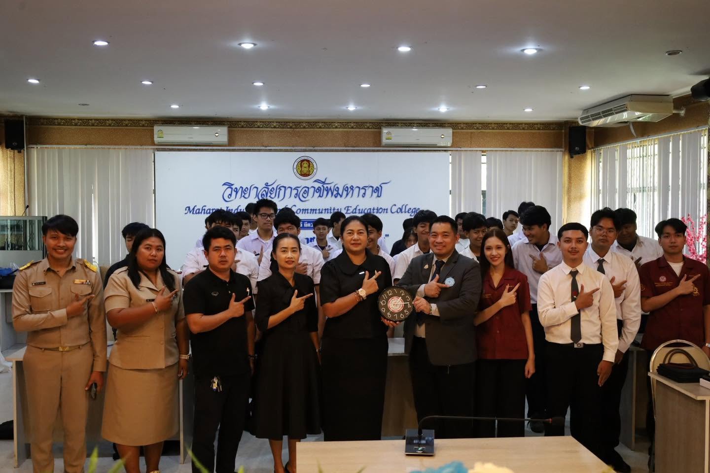 รับฟังการประชาสัมพันธ์หลักสูตรการศึกษาบัณฑิต (กศ.บ.) สาขาวิชาอุตสาหกรรมศึกษา – ไฟฟ้า จากคณะศึกษาศาสตร์ มหาวิทยาลัยศรีนครินทรวิโรฒ ณ ห้องประชุมสุวรรณโสรัต วิทยาลัยการอาชีพมหาราช
